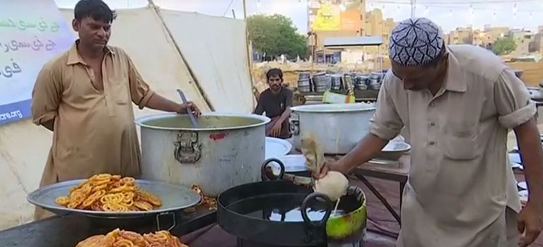 وجبات إفطار مجانية للفقراء في باكستان