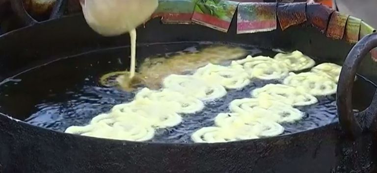 وجبات إفطار مجانية للفقراء في باكستان