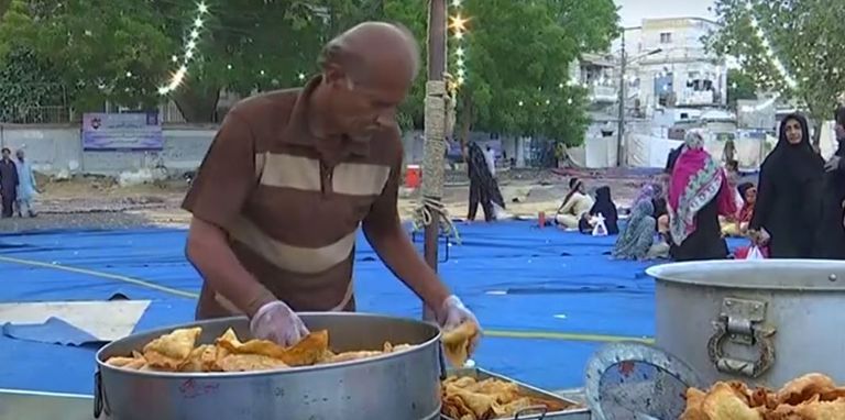 وجبات إفطار مجانية للفقراء في باكستان
