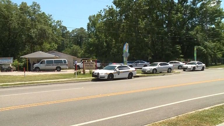 رجال الشرطة في موقع الحادث