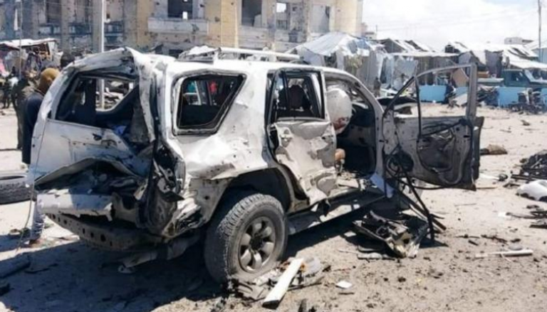 آثار التفجير الإرهابي في مقديشو