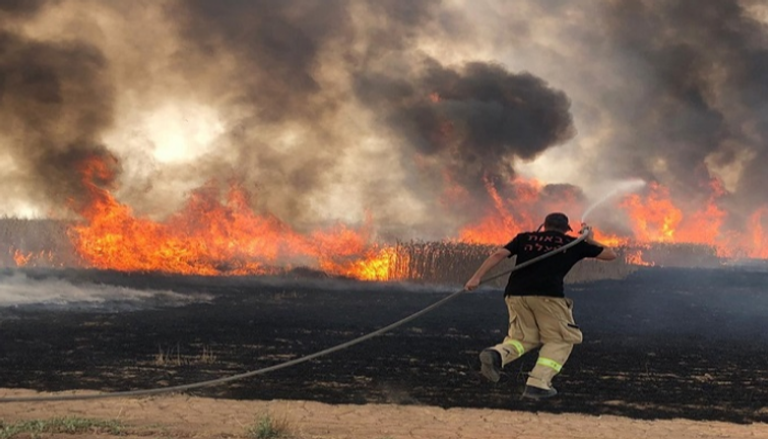 محاولات إسرائيلية لإخماد النيران الناجمة عن ارتفاع الحرارة