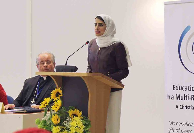 إلى اليسار عالية هلال الشحي، نائب رئيس البعثة