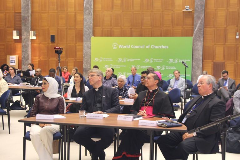 إلى اليسار عالية هلال الشحي، نائب رئيس البعثة