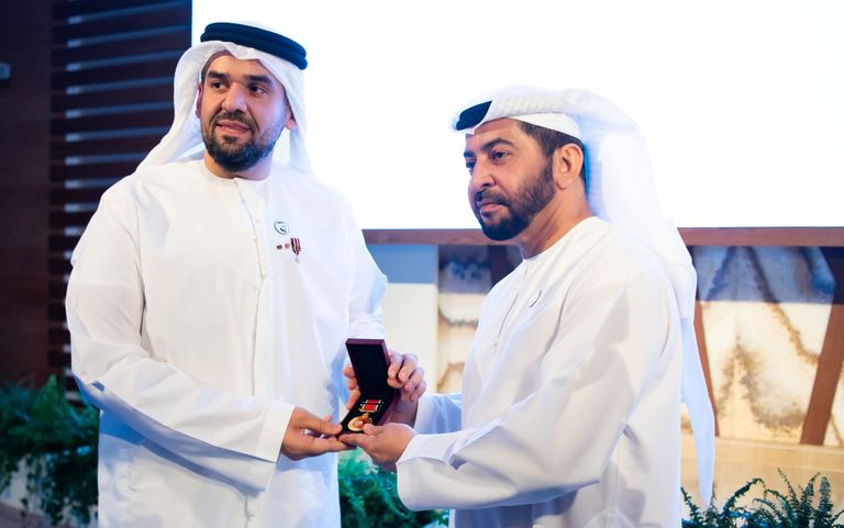 الهلال الأحمر الإماراتي يمنح حسين الجسمي لقب "سفير مفوض فوق العادة"