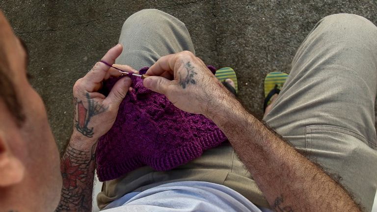 الكروشيه يحول سجناء بالبرازيل إلى مصممي أزياء