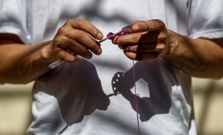 الكروشيه يحول سجناء بالبرازيل إلى مصممي أزياء