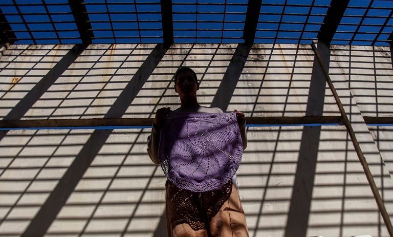 الكروشيه يحول سجناء بالبرازيل إلى مصممي أزياء