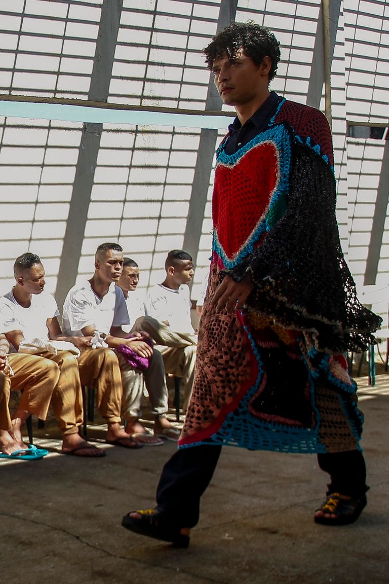 الكروشيه يحول سجناء بالبرازيل إلى مصممي أزياء