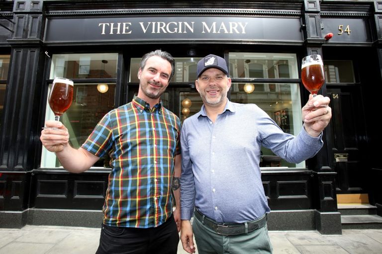 مديرة الحانة تحضر مشروبا غير كحولي