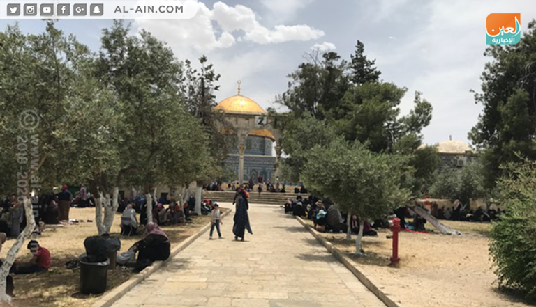 آلاف الفلسطينيين يؤدون صلاة الجمعة بالمسجد الأقصى