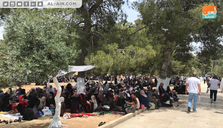آلاف الفلسطينيين يؤدون صلاة الجمعة بالمسجد الأقصى