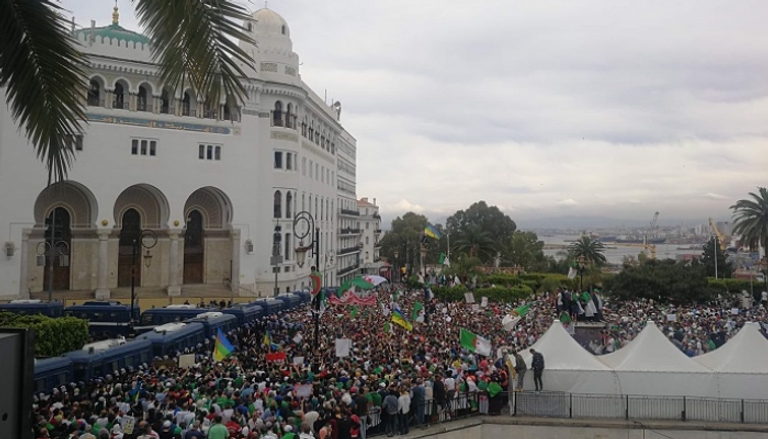 آلاف الجزائريين يرفضون بقاء رموز نظام بوتفليقة