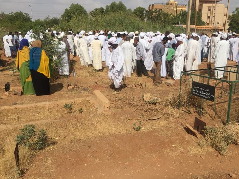 جانب من تشييع الجثمان المعارض السوداني علي محمود حسنين