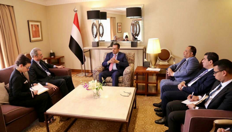 رئيس الوزراء اليمني خلال لقاء السفير الفرنسي
