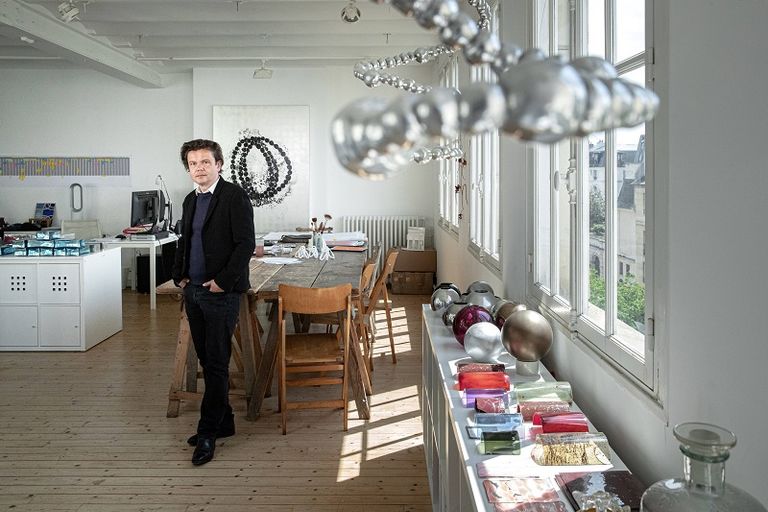 الفنان جان ميشال أوتونييل أمام إحدى اللوحات المعروضة في متحف اللوفر