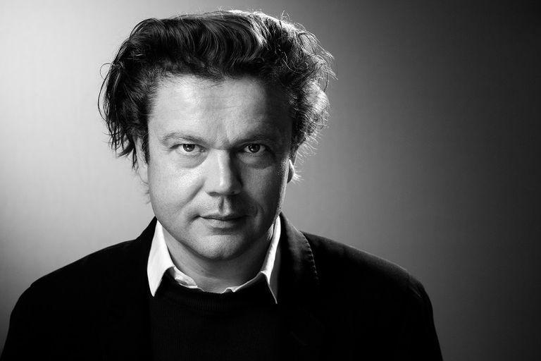 الفنان جان ميشال أوتونييل أمام إحدى اللوحات المعروضة في متحف اللوفر