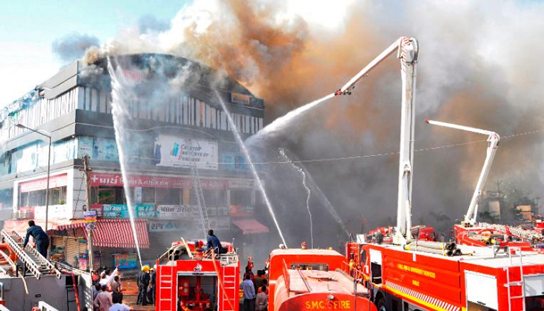 النيران والدخان يتصاعدان من مبنى المركز