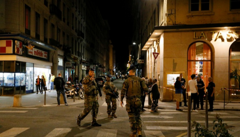 قوات الأمن الفرنسية تنتشر في مكان الانفجار