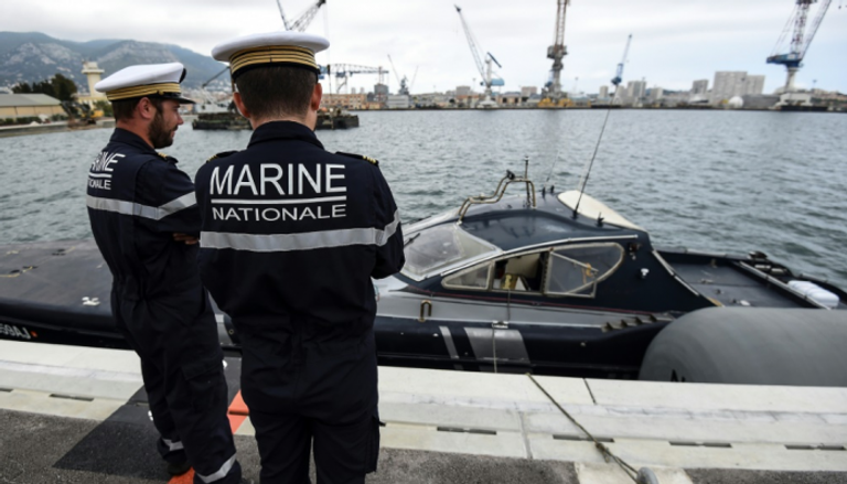 عنصران من البحرية الفرنسية في مرفأ طولون جنوب فرنسا 