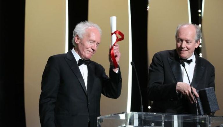 المخرجان جيان بير ولوك داردين يتسلمان جائزة أفضل إخراج عن فيلمهما 