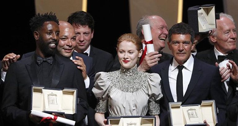 الفائزون على منصة التتويج