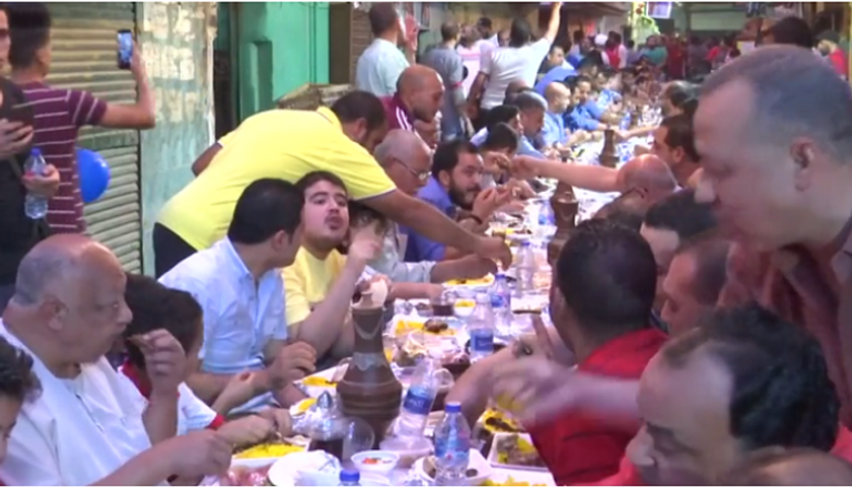 مائدة الإفطار الضخمة في منطقة المطرية بالقاهرة