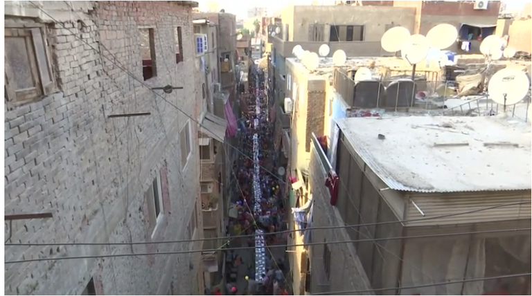 مائدة الإفطار الضخمة في منطقة المطرية بالقاهرة