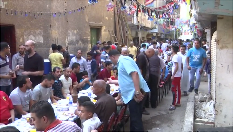 مائدة الإفطار الضخمة في منطقة المطرية بالقاهرة