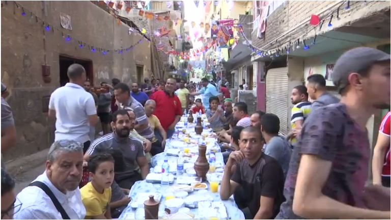 مائدة الإفطار الضخمة في منطقة المطرية بالقاهرة