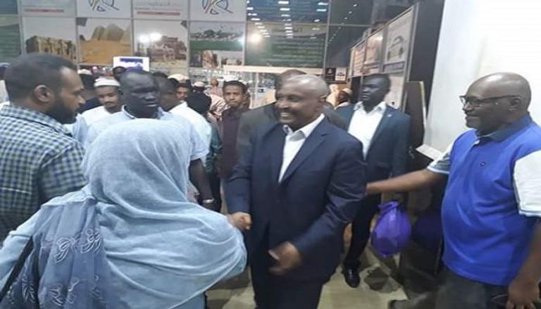  لحظة وصول ياسر عرمان إلى مطار الخرطوم الدولي