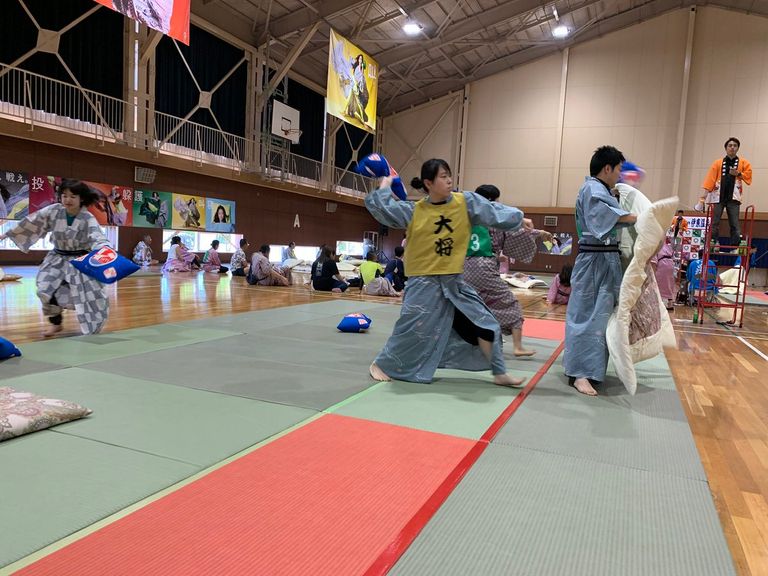 فرق يابانية تتنافس على التأهل لبطولة معركة الوسائد