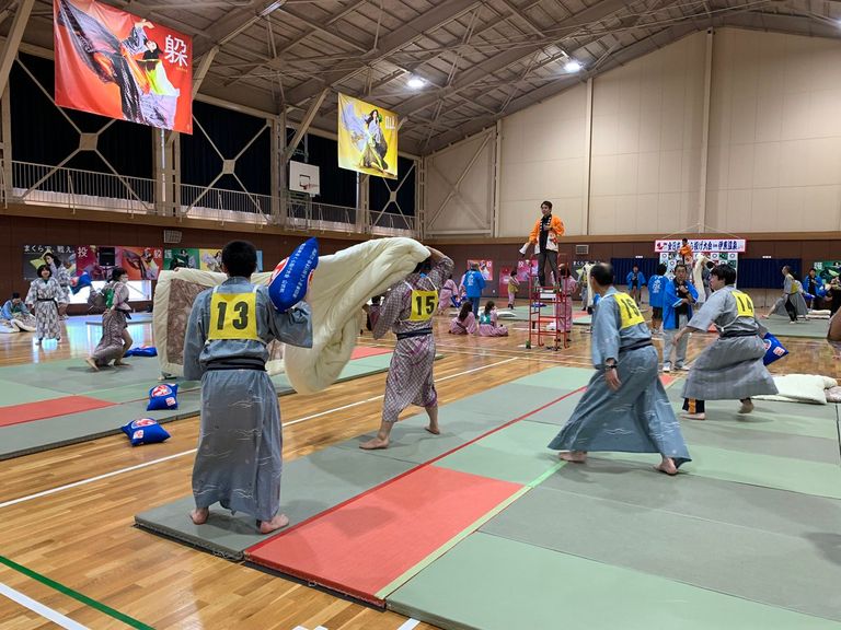 فرق يابانية تتنافس على التأهل لبطولة معركة الوسائد