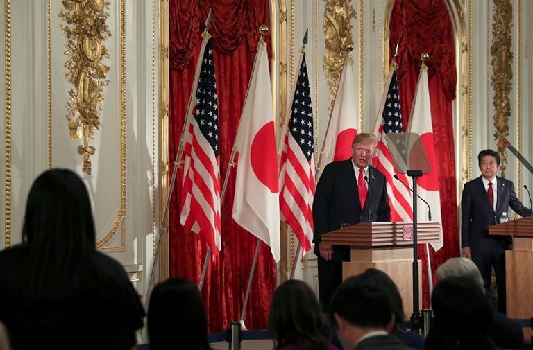 ترامب و رئيس وزراء اليابان - رويترز