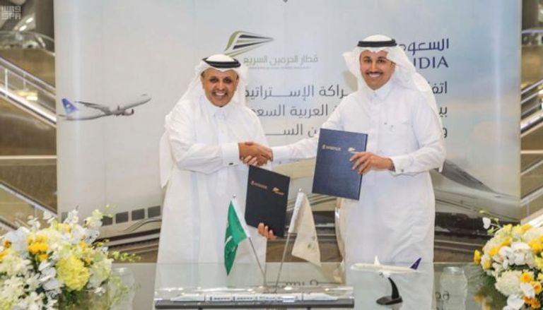 جانب من توقيع الاتفاقية بين الخطوط السعودية وقطار الحرمين السريع