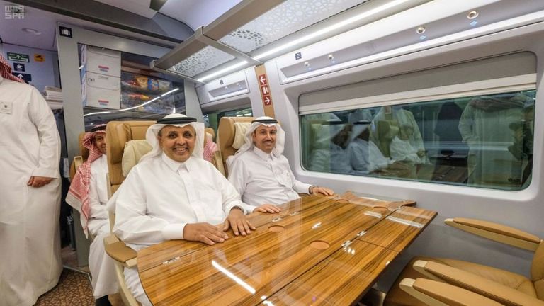 جانب من توقيع الاتفاقية بين الخطوط السعودية وقطار الحرمين السريع