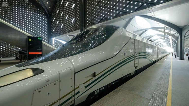جانب من توقيع الاتفاقية بين الخطوط السعودية وقطار الحرمين السريع