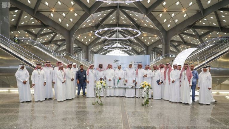 جانب من توقيع الاتفاقية بين الخطوط السعودية وقطار الحرمين السريع