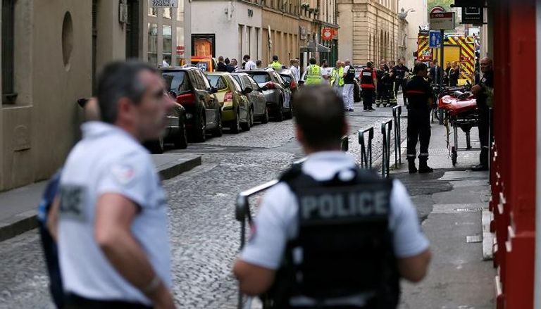 الشرطة الفرنسية تطوق مكان الحادث في ليون