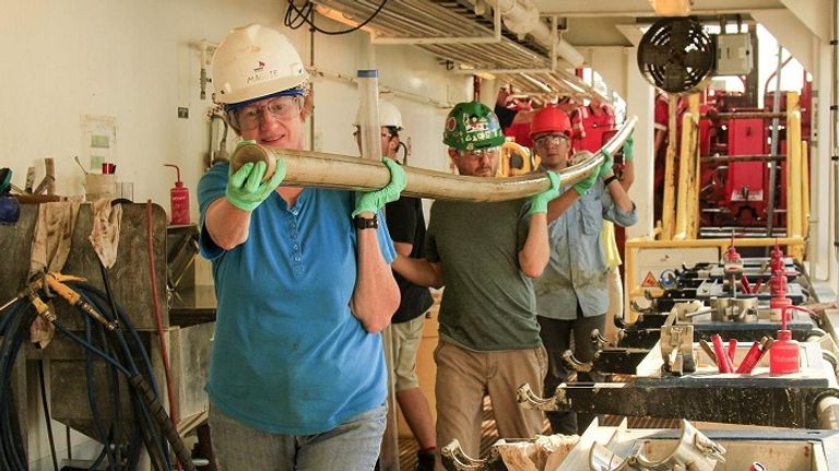 الباحثون يحملون تكوينات صخرية عثر عليها في جزر المالديف الباحثة كلارا بلتلر تحمل عينات من الماء