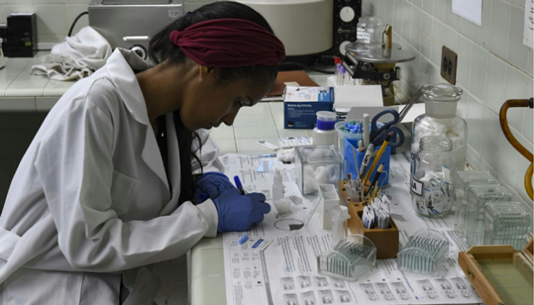 باحثة تحلل عينة دم في مركز الدراسات حول الملاريا بكراكاس 