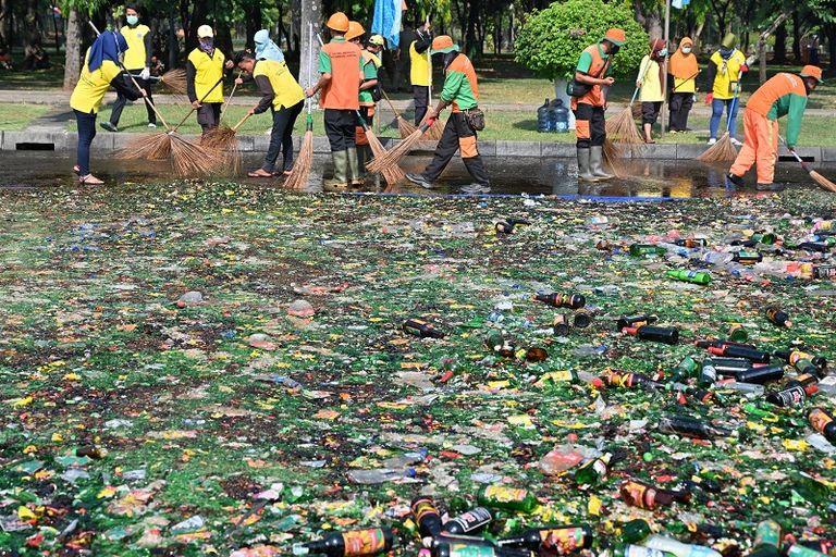 عربة ذات عجلات سميكة تسحق الآلاف من زجاجات الكحول