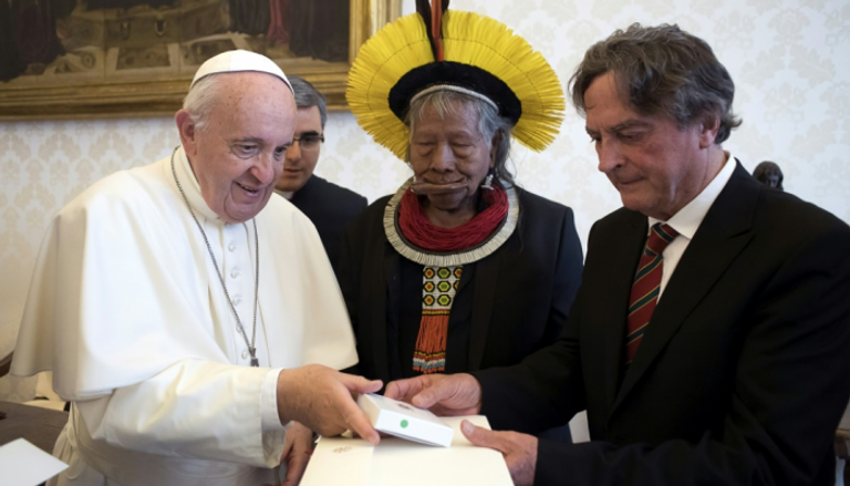 البابا فرنسيس والزعيم القبلي راوني خلال جلسة خاصة