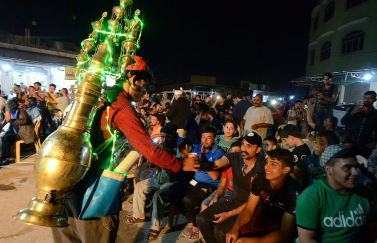 "القصخون".. حكواتي المقاهي يجمع العراقيين من جديد في رمضان
