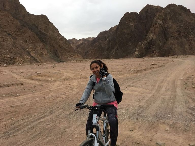 الشابة المصرية منال الفاتح تمارس اليوجا 