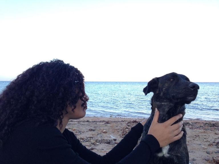 الشابة المصرية منال الفاتح تمارس اليوجا 