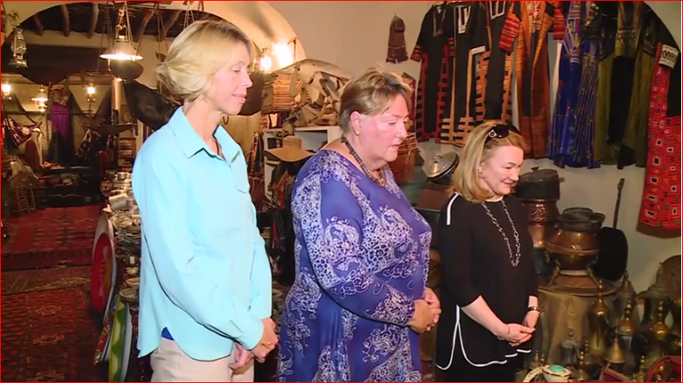 المعلمة السعودية منيرة السناني تتحدث مع زوار المتحف