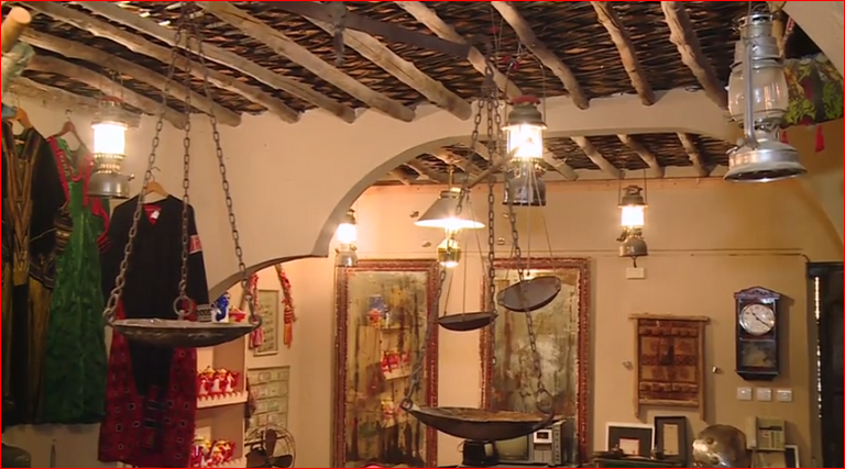 المعلمة السعودية منيرة السناني تتحدث مع زوار المتحف