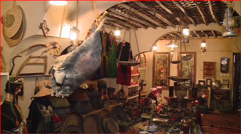 المعلمة السعودية منيرة السناني تتحدث مع زوار المتحف