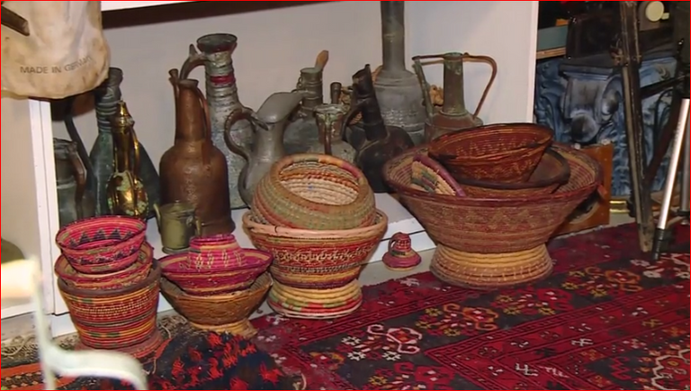 المعلمة السعودية منيرة السناني تتحدث مع زوار المتحف